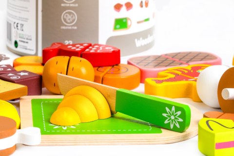 Drewniane Jedzenie ECOTOYS – Zestaw Do Krojenia Dla Dzieci 23 Elementy Z Wiaderkiem